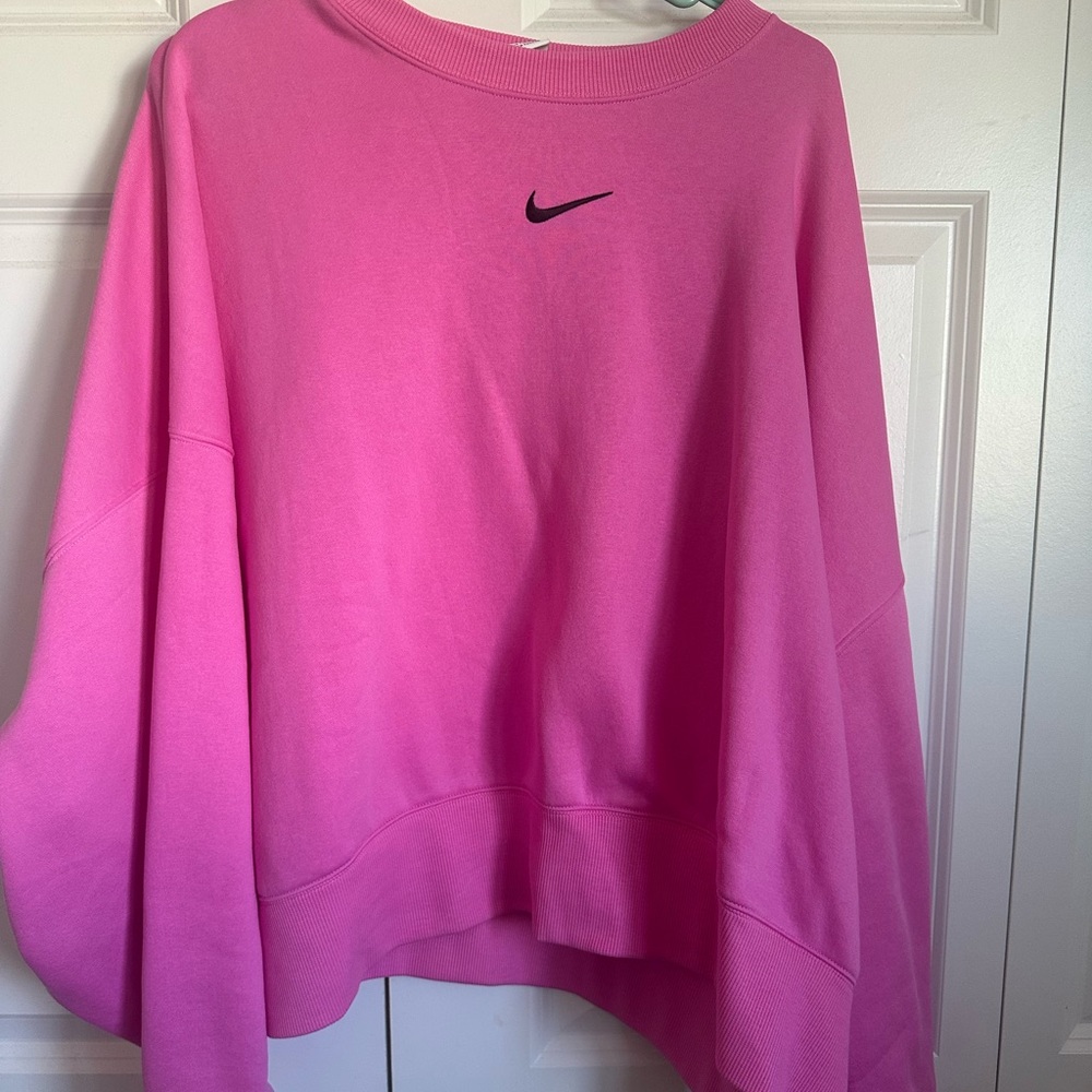Nike crewneck crop sweatshirt.  Like new, worn once.  Super cute!